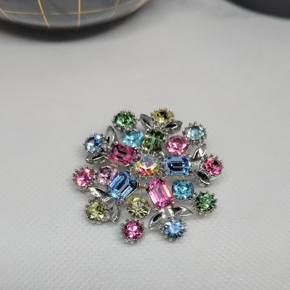 Beautiful Lisner Pastel Brooch